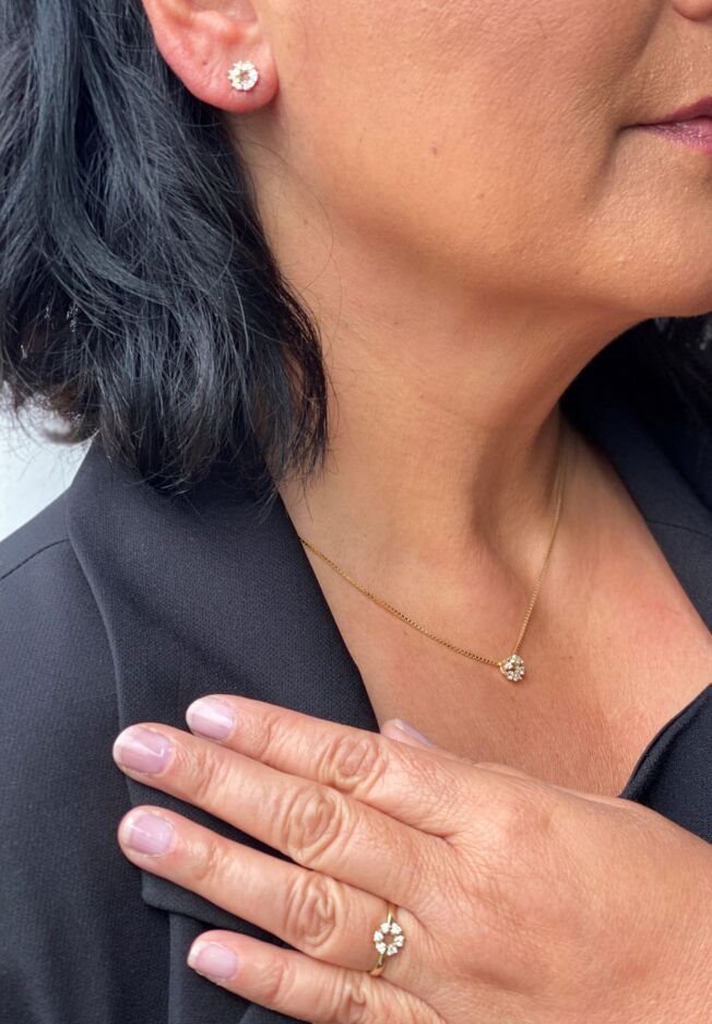 Ring i gult gull sirkel med diamanter