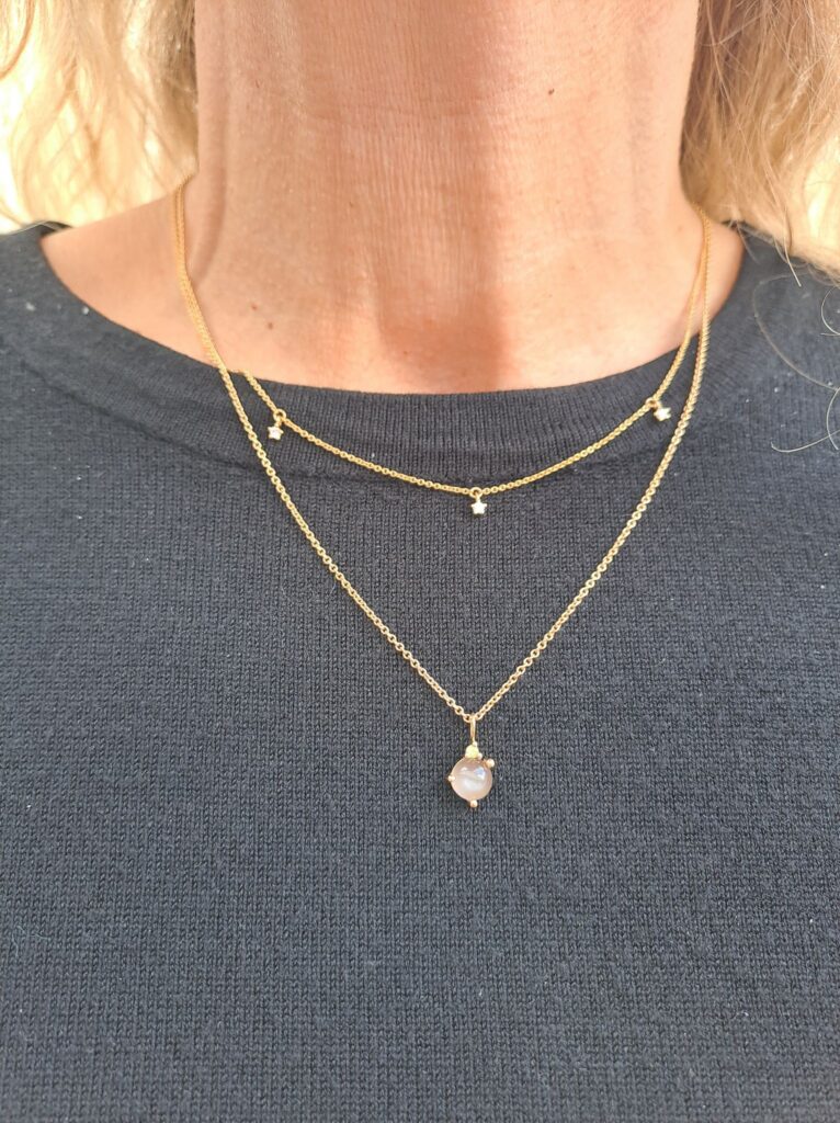 Noën «Stellini» anheng i gult gull, med grå månesten og peridot