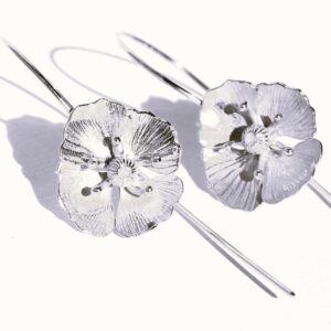Ulrikke Vogt "Valmue Hook earring" i sølv
