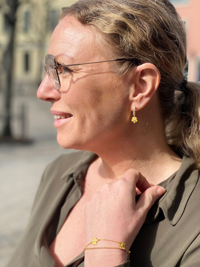 Liv ørering "Smørblomst" i forgylt sølv med gul emalje og c.zirkonia