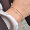 Gull armbånd i gult og hvitt med kuler