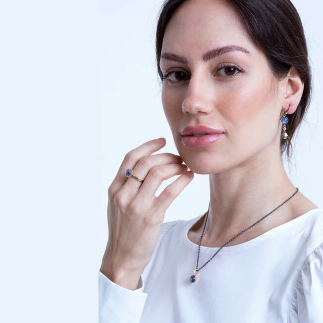 By Birdie "Sophia Rainbow Moon" ørepynt i sølv med diamant og regnbue-månesten
