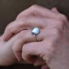 Noën "Stellini" ring i gult gull, med diamanter og blå topas