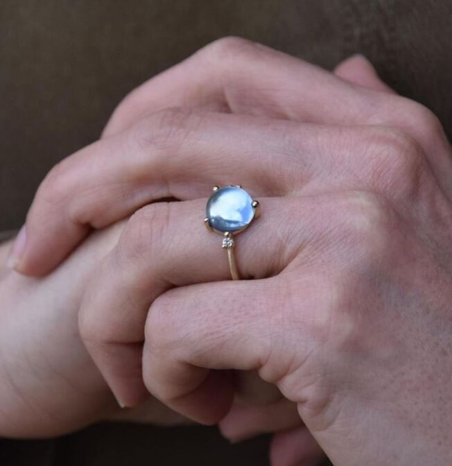 Noën "Stellini" ring i gult gull, med diamanter og blå topas