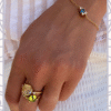 Noën "Stellini" medium ring i gult gull, med peridot