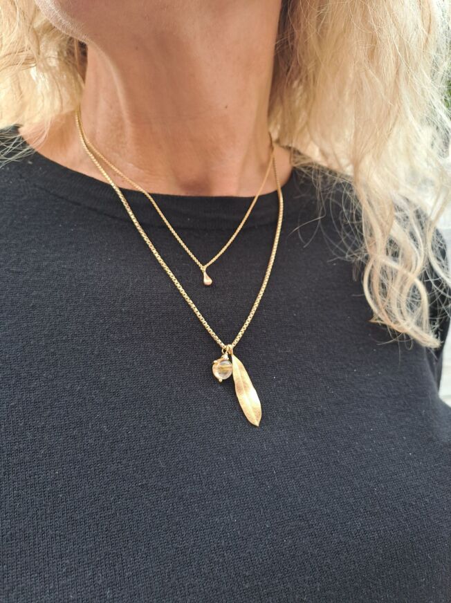 Noën «Stellini» anheng i gult gull, med rutilkvarts og diamant