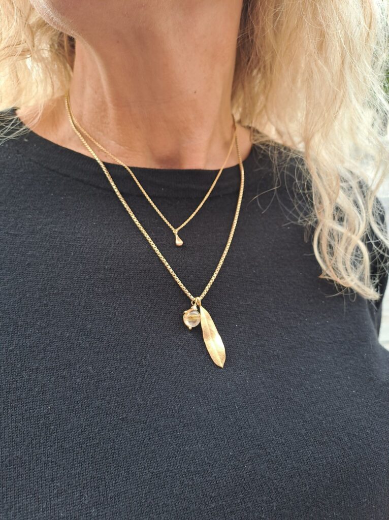 Noën «Stellini» anheng i gult gull, med rutilkvarts og diamant