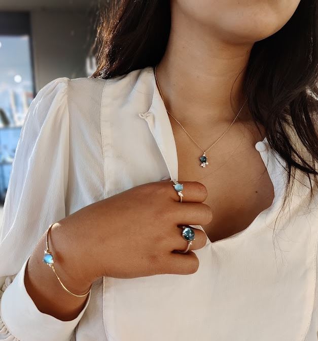 Noën "Stellini" medium ring i gult gull, med diamanter og topas