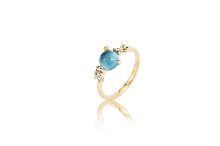 Noën "Stellini" medium ring i gult gull, med diamanter og topas