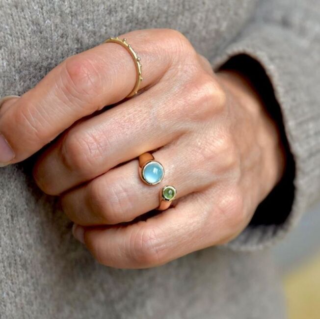Noën "Globe" ring i gult gull, med topas og peridot