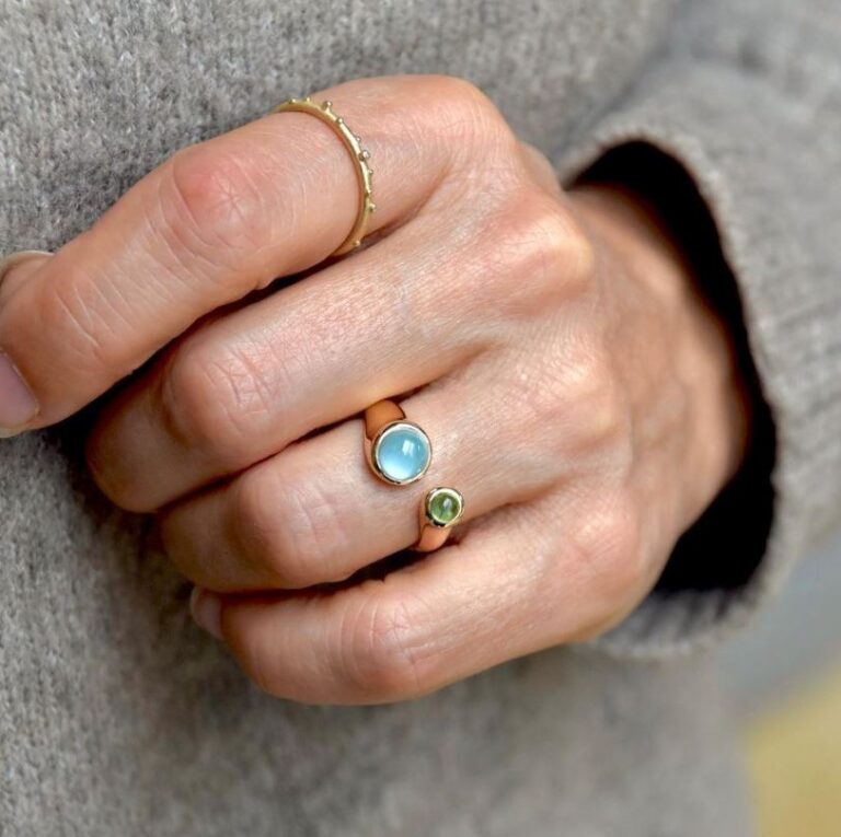 Noën "Globe" ring i gult gull, med topas og peridot