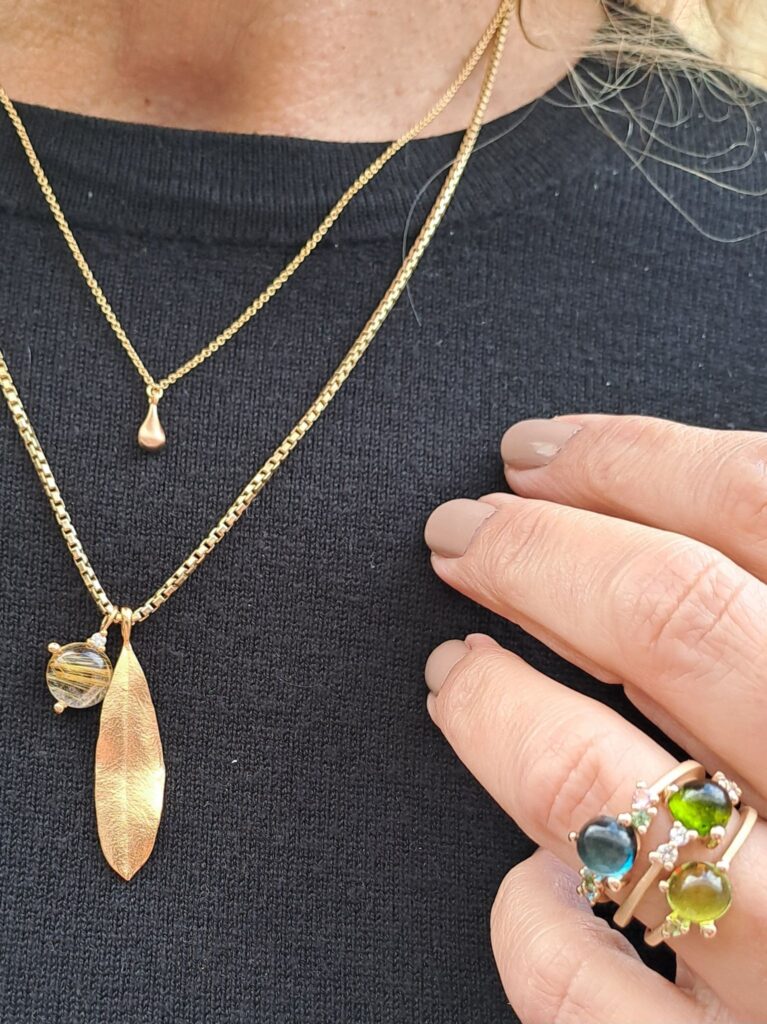 Noën "Stellini" medium ring i gult gull, med peridot