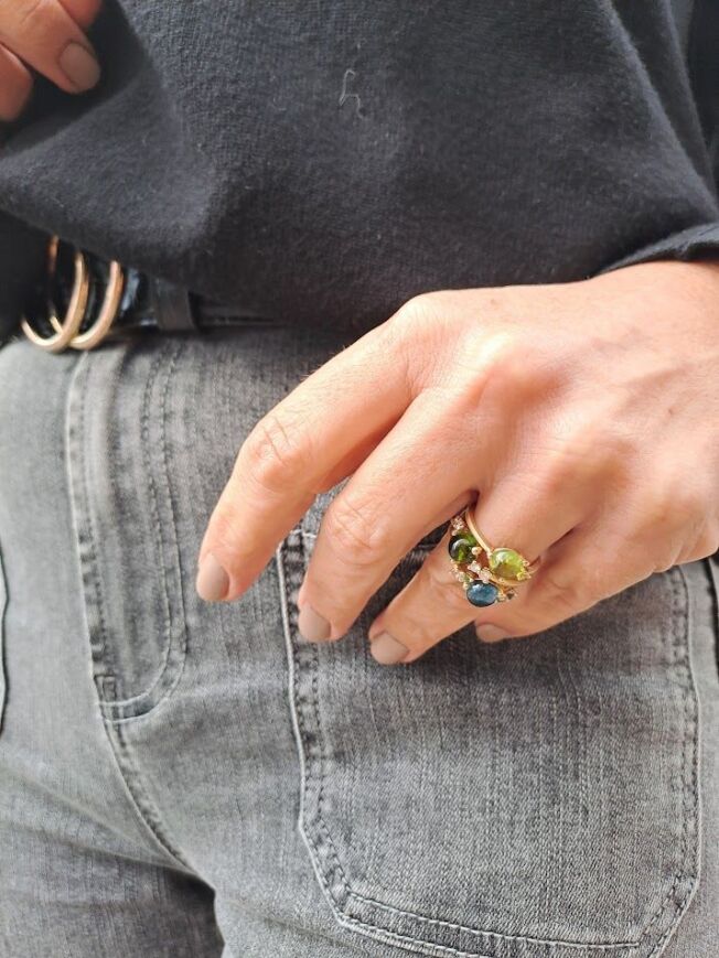 Stellini-ringer Noën "Stellini" medium ring i gult gull, med peridot