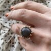 Noën "Stellini grand" ring i gult gull, med diamanter og grå månesten