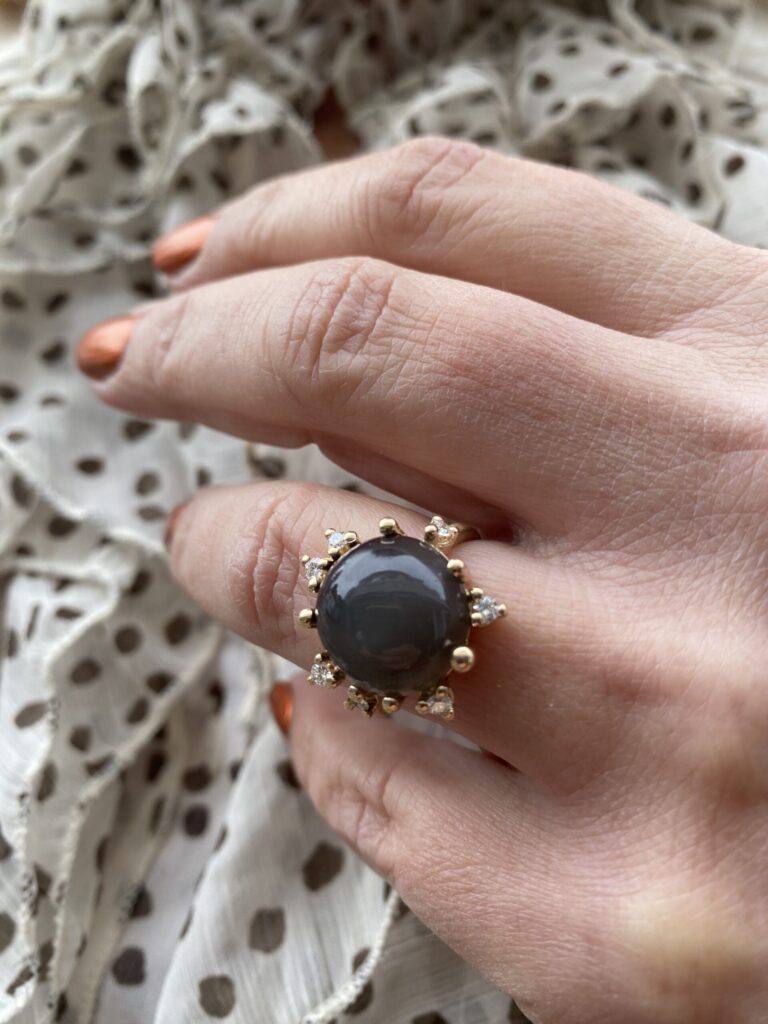 Noën "Stellini grand" ring i gult gull, med diamanter og grå månesten