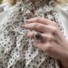 Noën "Stellini grand" ring i gult gull, med diamanter og grå månesten