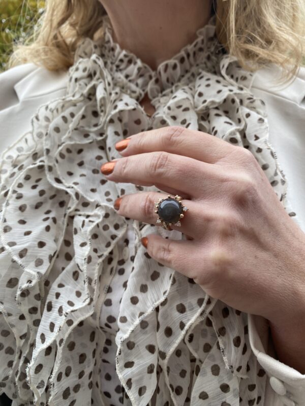 Noën "Stellini grand" ring i gult gull, med diamanter og grå månesten