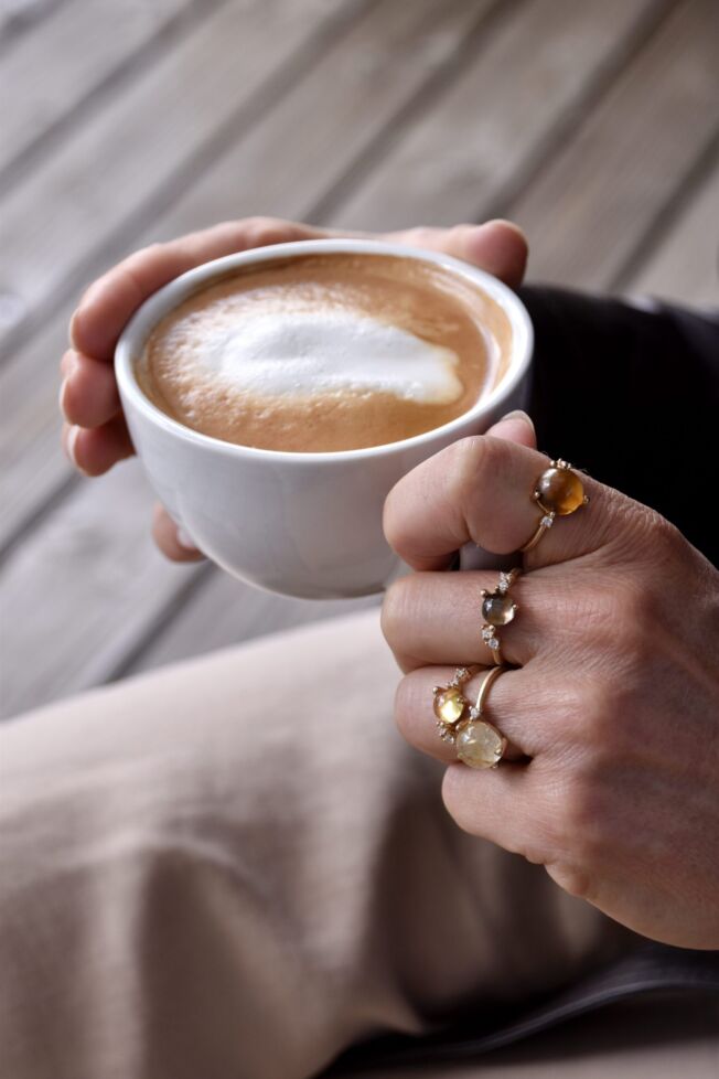 Noën "Stellini" ring i gult gull, med diamanter og rutilkvarts