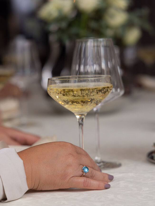 Noën "Stellini" ring i gult gull, med diamanter og blå topas
