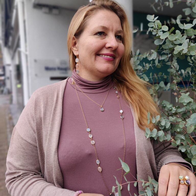 Susanne Friis Bjørner ørepynt med 3 månestener