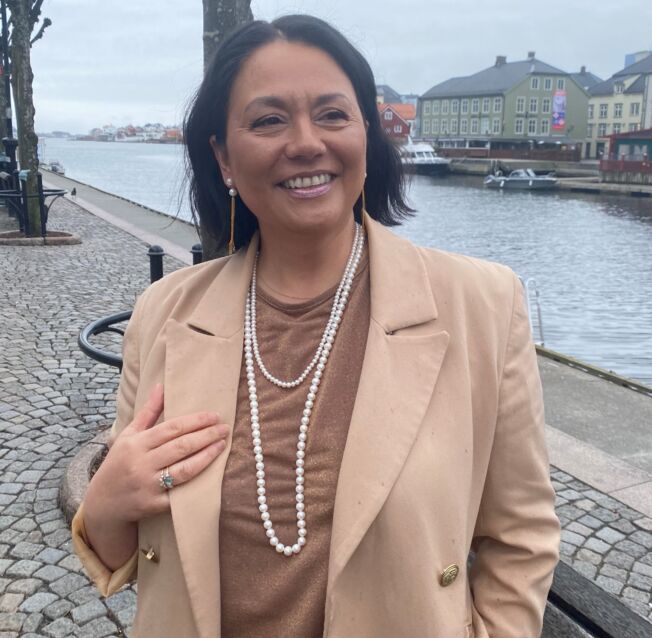 Susanne Friis Bjørner ørepynt forgylt sølv med ferskvannsperler og forgylt heng