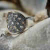 By Birdie "Topkapi" ring i sølv med gult gull detaljer og diamanter