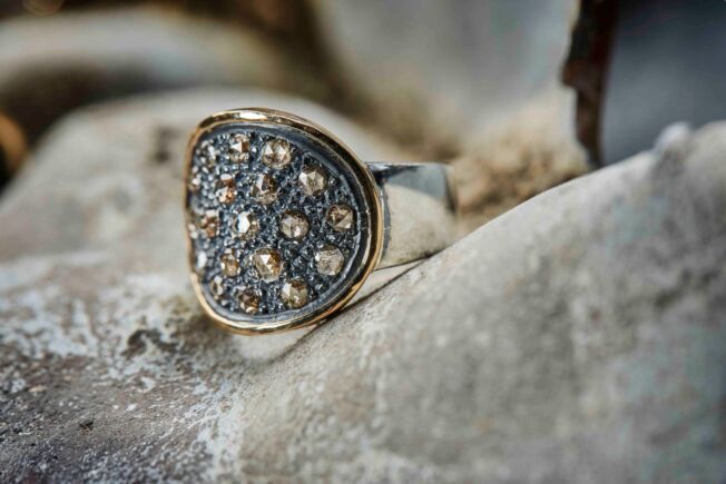 By Birdie "Topkapi" ring i sølv med gult gull detaljer og diamanter