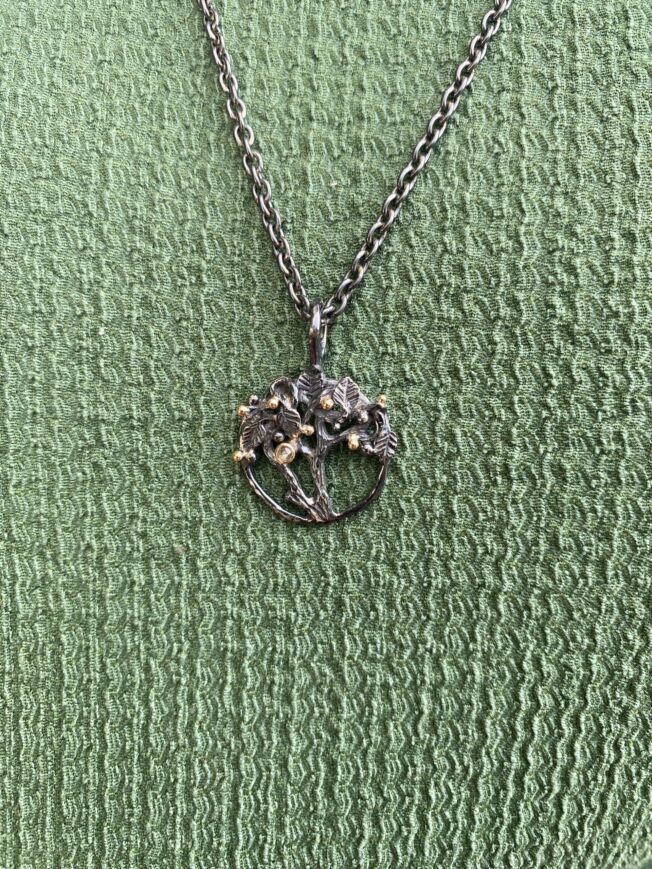By Birdie "Tree of Life" anheng i sølv med gult gullsdetaljer og diamant