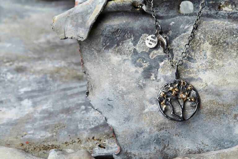 By Birdie "Tree of Life" anheng i sølv med gult gullsdetaljer og diamant