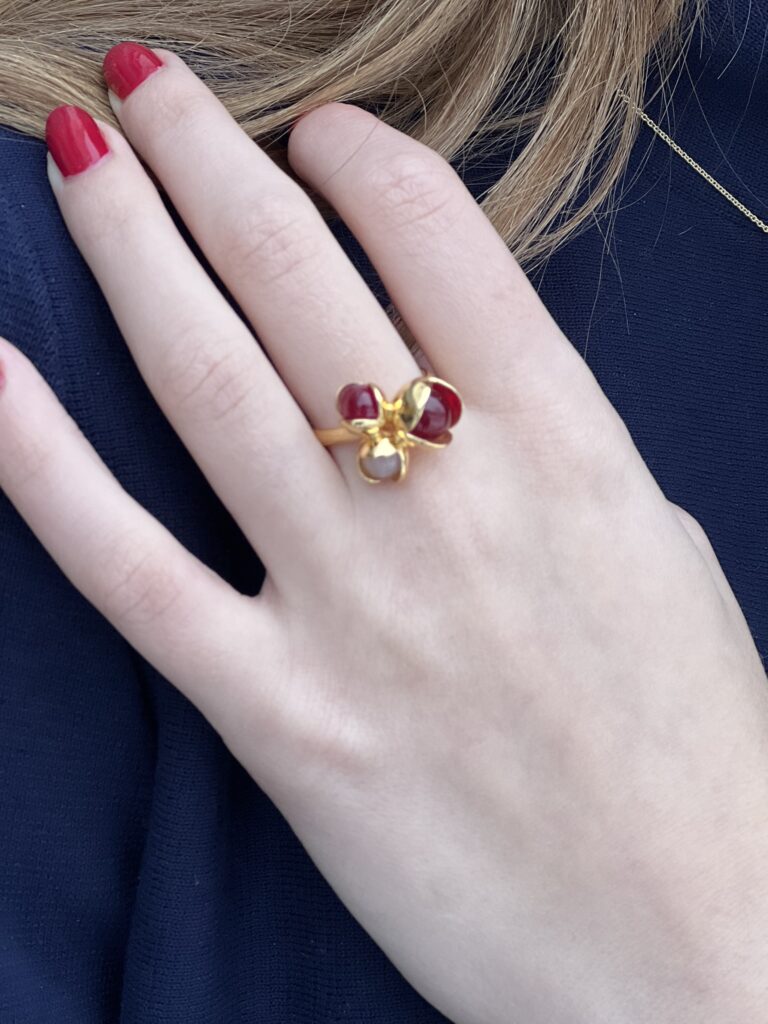 Ulrikke Vogt "Large Triple Bud Floret Fuchsia" ring i forgylt sølv med rosenkvarts og synt. rubin