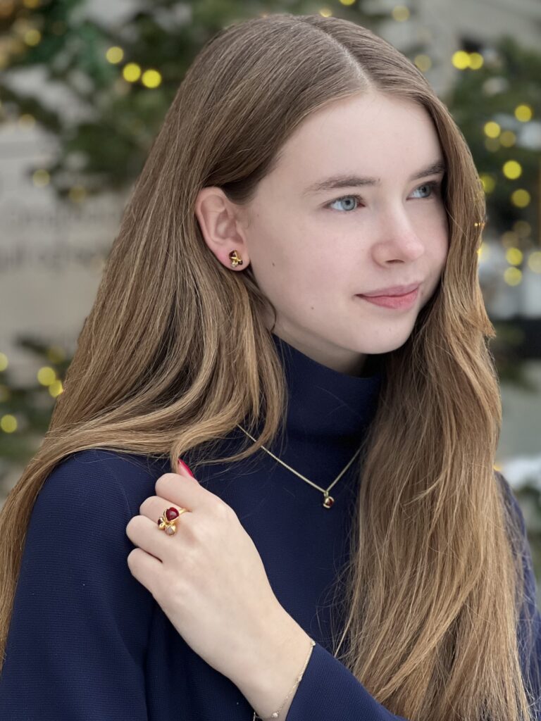 Ulrikke Vogt "Large Triple Bud Floret Fuchsia" ring i forgylt sølv med rosenkvarts og synt. rubin