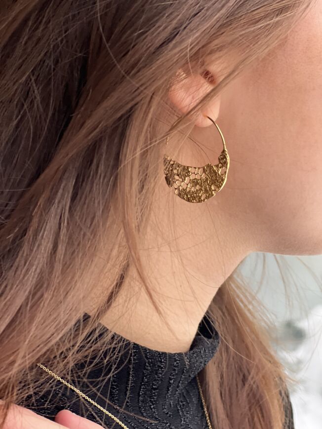 Ulrikke Vogt "Large Lazy lace earhoop" ørepynt i forgylt sølv