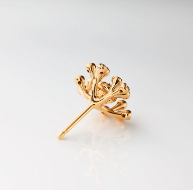 Wild rose ørepynt i 18 k gult gull med diamanter