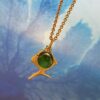 OLE LYNGGAARD COPENHAGEN Young fish pendant i gult gull med serpentin