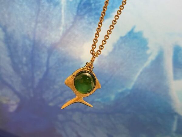 OLE LYNGGAARD COPENHAGEN Young fish pendant i gult gull med serpentin