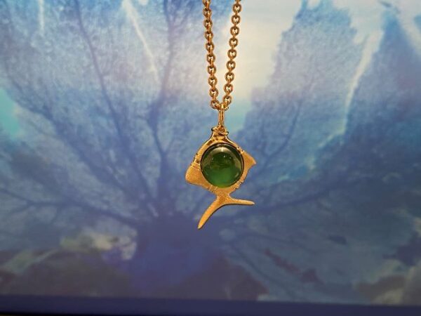 OLE LYNGGAARD COPENHAGEN Young fish pendant i gult gull med serpentin