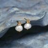 By Birdie "Zenith White Keshi" ørepynt i gult gull med diamant og perle