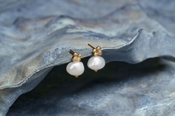 By Birdie "Zenith White Keshi" ørepynt i gult gull med diamant og perle