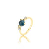 Noën "Stellini" medium ring i gult gull, med diamanter og London blå topas