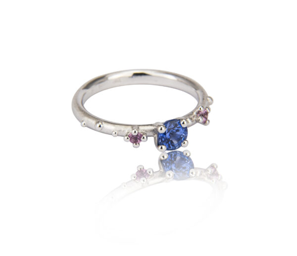 Noën "Shine" ring i hvitt gull, med blå og rosa safirer
