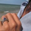 Noën "Shine" ring i hvitt gull, med blå og rosa safirer
