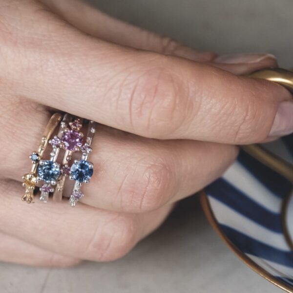 Noën "Shine" ring i hvitt gull, med blå og rosa safirer