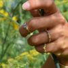 noen_shine_green Noën "Shine" ring i gult gull, med blå og gule safirer