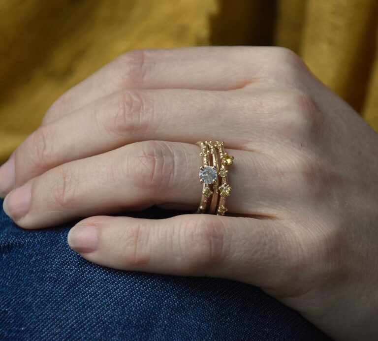 Noën "Shine" ring i gult gull, med diamanter