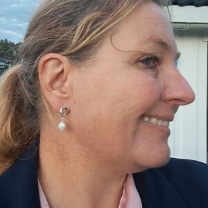 Ørepynt med panser ledd og barokk ferskvannsperle fra Susanne Friis Bjørner