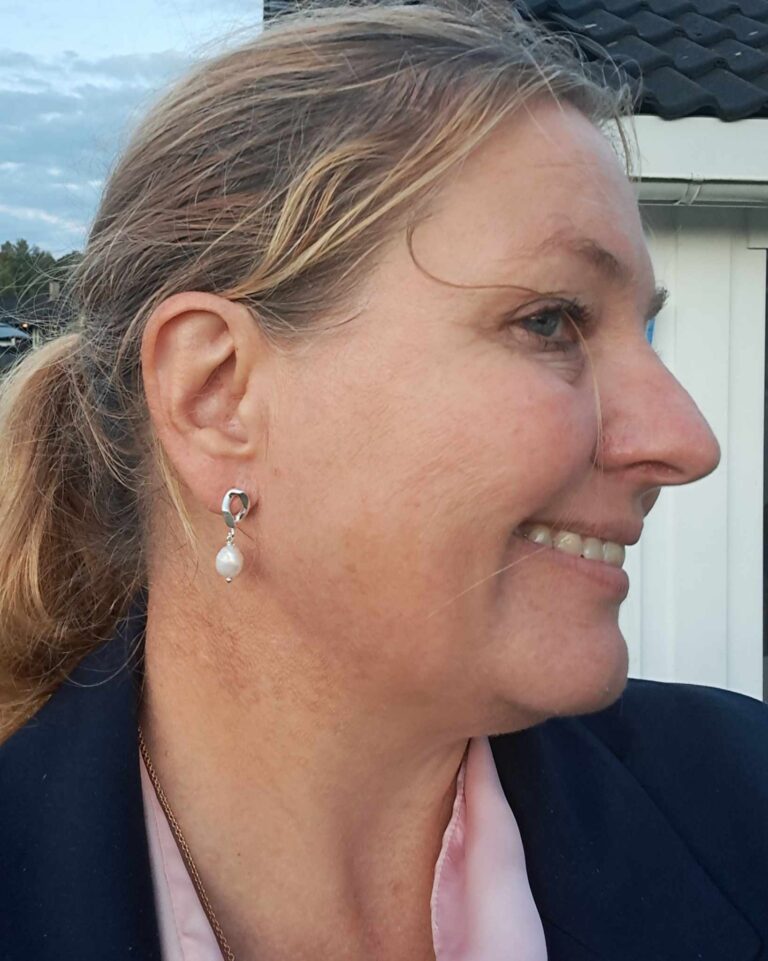 Ørepynt med panser ledd og barokk ferskvannsperle fra Susanne Friis Bjørner