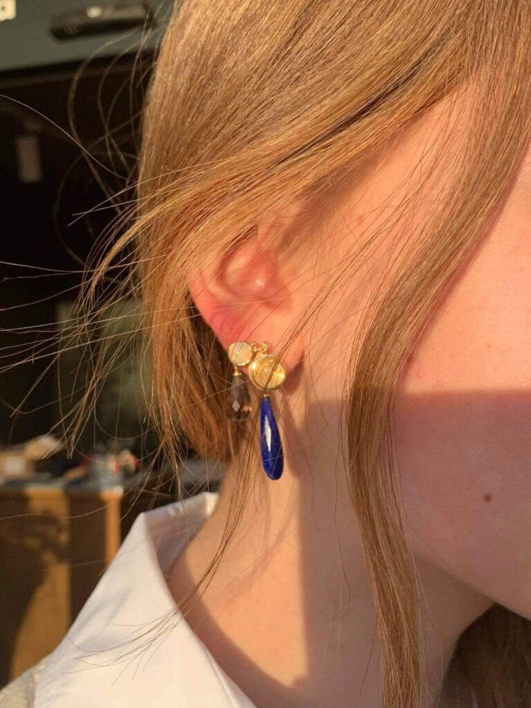 OLE LYNGGAARD COPENHAGEN Lotus ørepynt i gult gull med rutilkvarts og opal