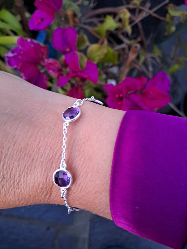 Armbånd med 5 fasettslipte runde ametyster i sølvlenke.