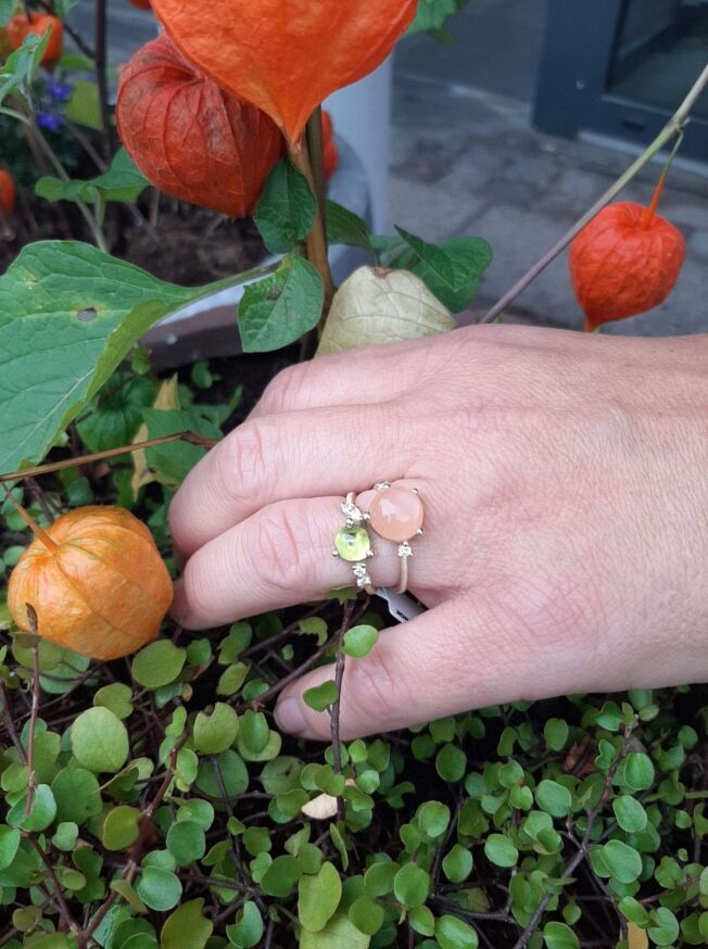 Noën "Stellini" ring i gult gull, med diamanter og ferskenfarget månesten