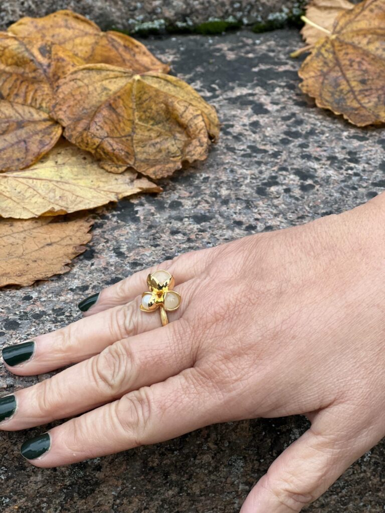 Ulrikke Vogt "Large Triple Bud Floret" ring i forgylt sølv med ferskenfarget månesten og perle